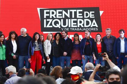 El FIT-U cerró la campaña con una fotografía de unidad en las escalinatas del Congreso de la Nación.
