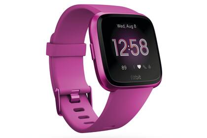El Fitbit Versa Lite tiene la misma pantalla que el modelo más completo, y es compatible con los accesorios