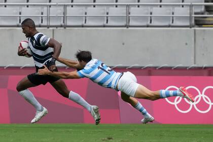 El fiyiano Jiuta Wainiqolo de Fiyi evade el tackle del argentino Felipe del Mestre para anotar un try en las semifinales del torneo de rugby sevens de los Juegos Olímpicos de 2020, el miércoles 28 de julio de 2021. (AP Foto/Shuji Kajiyama)