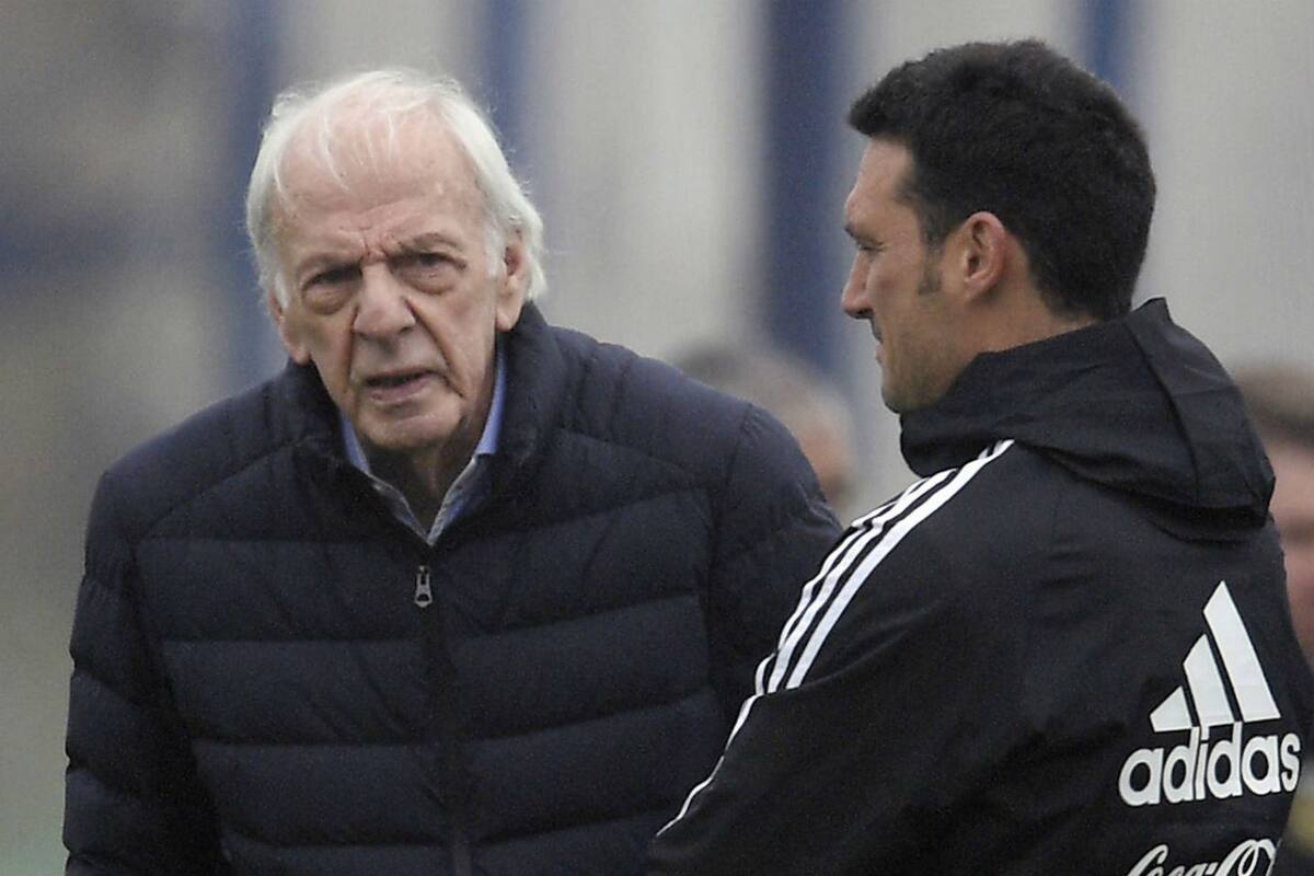 El Flaco Menotti, junto a Scaloni, en su función de Director de los Seleccionados Nacionales