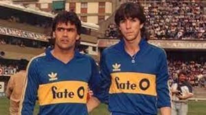 El Flaco Roberto Fornés, junto al Tata José Luis Brown, en la Bombonera