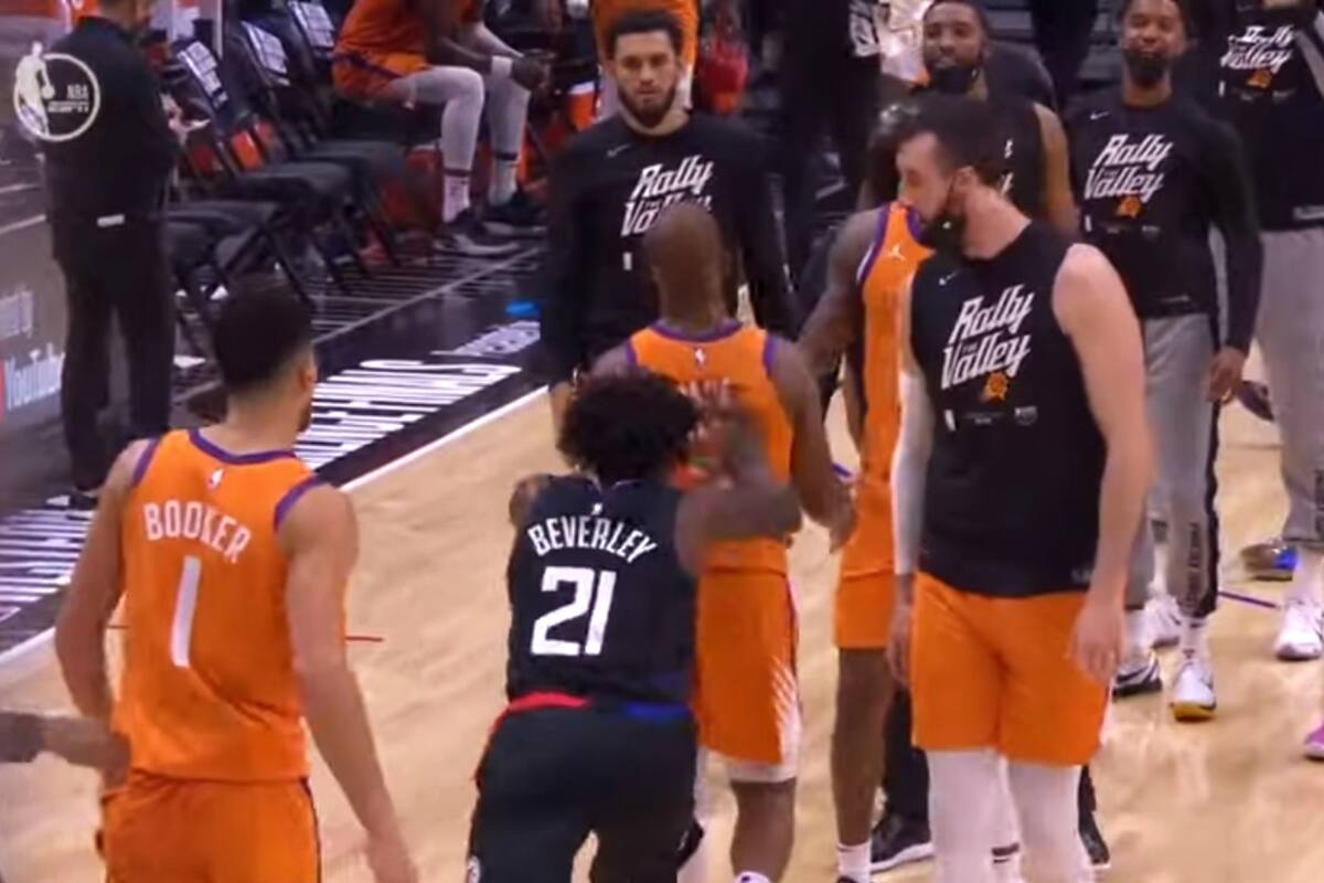 El flagrante empujón de Beverley a Paul en el último cuarto, cuando el partido ya estaba definido en favor de los Suns