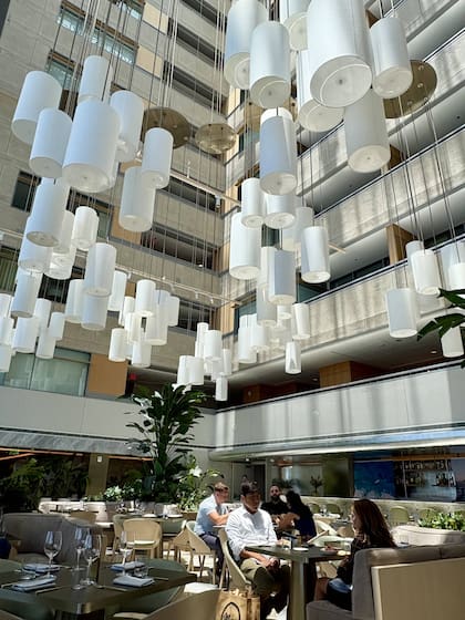 El flamante Brickell Arch tiene 36 pisos, un restaurante Michelin y vistas panorámicas a la Bahía de Biscayne y al skyline de la ciudad