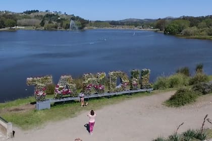 El flamante cartel que es un jardín vertical en el Lago del Fuerte. Tandil espera a los visitantes a partir del 1° d diciembre, cuando se habilitará la temporada turística en la provincia de Buenos Aires