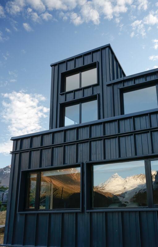 El flamante hotel cinco estrellas se levanta en la Reserva Natural Los Huemules, un área virgen a 17 km de El Chaltén.