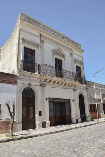 El flamante hotel funciona en lo que fue la primera farmacia de Chascomús. La botica de Don Fernando de Arenaza funcionó en esta propiedad hasta 1910.