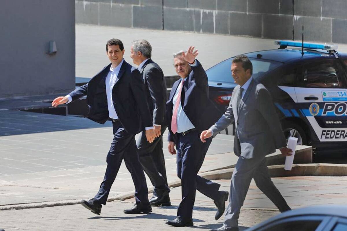 El flamante presidente de la Nación, Alberto Fernández, sale rumbo a la gobernación de la provincia de Buenos Aires para la asunción de Axel Kicillof como gobernador, lo acompañan Sergio Massa, Wado de Pedro y Felipe Solá