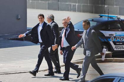 El flamante presidente de la Nación, Alberto Fernández, sale rumbo a la gobernación de la provincia de Buenos Aires para la asunción de Axel Kicillof como gobernador, lo acompañan Sergio Massa, Wado de Pedro y Felipe Solá