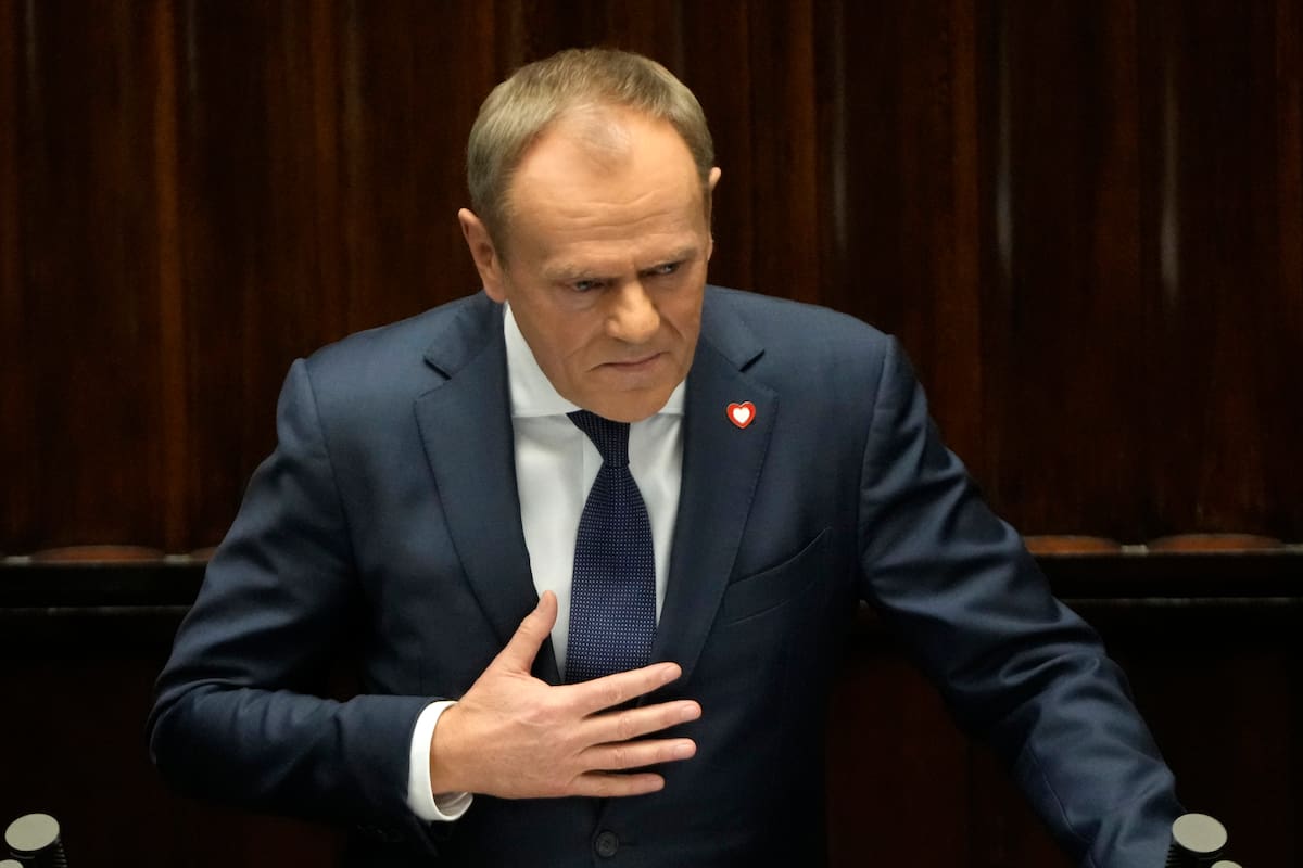 El flamante primer ministro polaco Donald Tusk pronuncia su discurso ante el parlamento en Varsovia, martes 12 de diciembre de 2023. (AP Foto/Czarek Sokolowski)