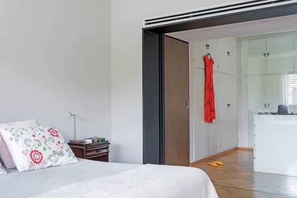El vestidor toma lo que era el antiguo dormitorio. Un paño de vidrio divide esta zona, que también es antesala del baño.