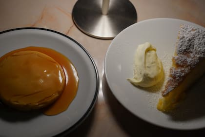El flan es la estrella de la casa; acaramelado y relleno de una cremoso dulce de leche