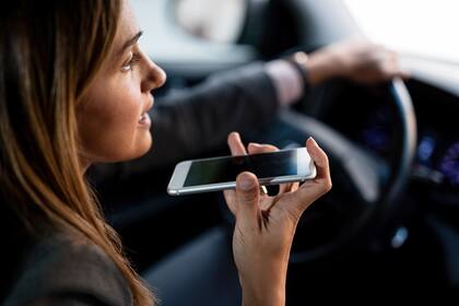 El Flhsmv advirtió sobre las consecuencias de usar el celular al conducir en Florida