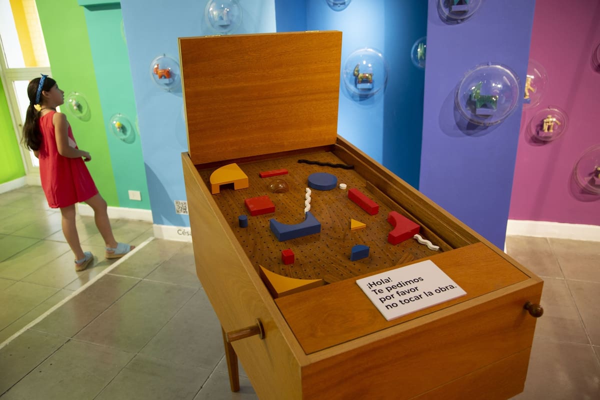 El flipper de madera es una obra de art toy que invita a jugar