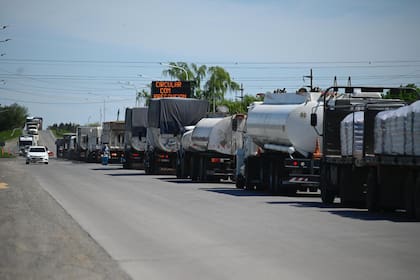 El flujo de camiones a los puertos del Gran Rosario se duplicó en un día y aguardan un mayor movimiento