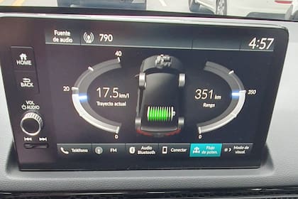 El flujo de energía y los consumos del Honda Civic se pueden ver en la pantalla central