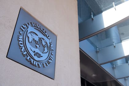 Con un nuevo pago, el Gobierno mantiene al día la deuda con el FMI antes de encarar una renegociación que postergue los fuertes vencimientos de 2022 y 2023