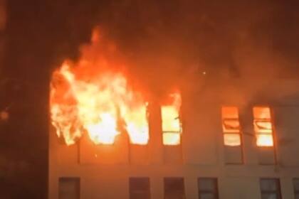El foco ígneo afectó casi la totalidad del último piso, y al menos seis personas murieron