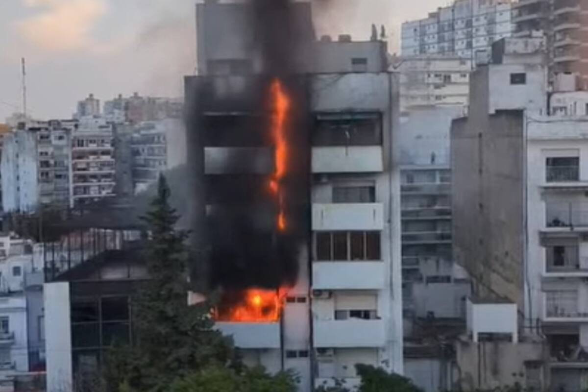 El foco ígneo se desarrolló en el cuarto piso de un inmueble ubicado sobre Charcas al 2800, barrio porteño de Recoleta