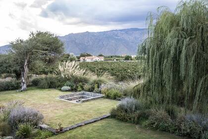 El fogón fue realizado con piedra del lugar, también utilizada en las pircas que separan los desniveles y en la entrada de la casa.