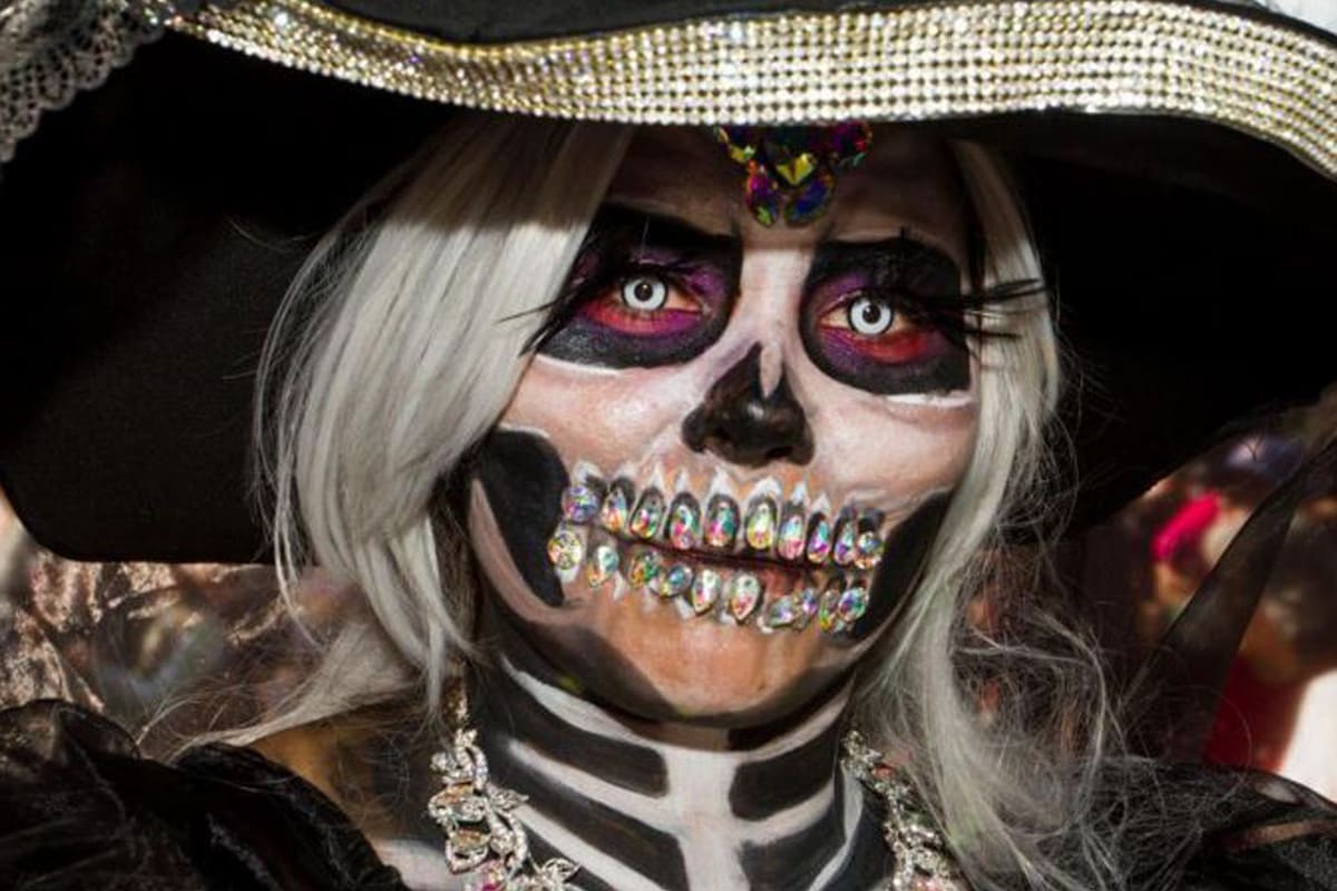 El folclor ha otorgado durante años una representación humana a la muerte. En México es común representar a la muerte con la Catrina.