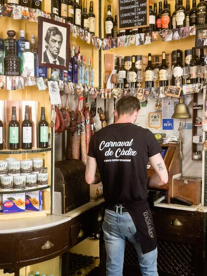 El folclórico interior de la Taberna Casa Manteca.
