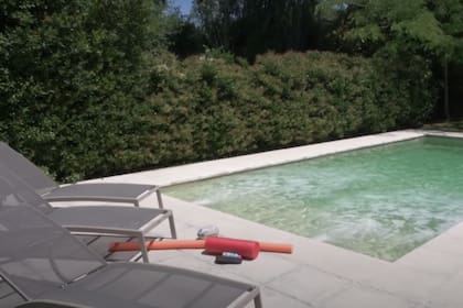 El fondo de la casa cuenta con pileta y huerta