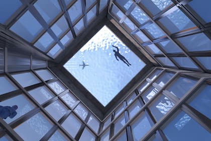El fondo de la piscina es transparente, y se calefacciona con los sistema de refrigeración del hotel