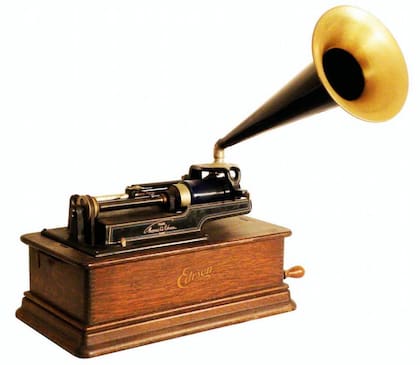El fonógrafo fue inventado por Thomas Edison