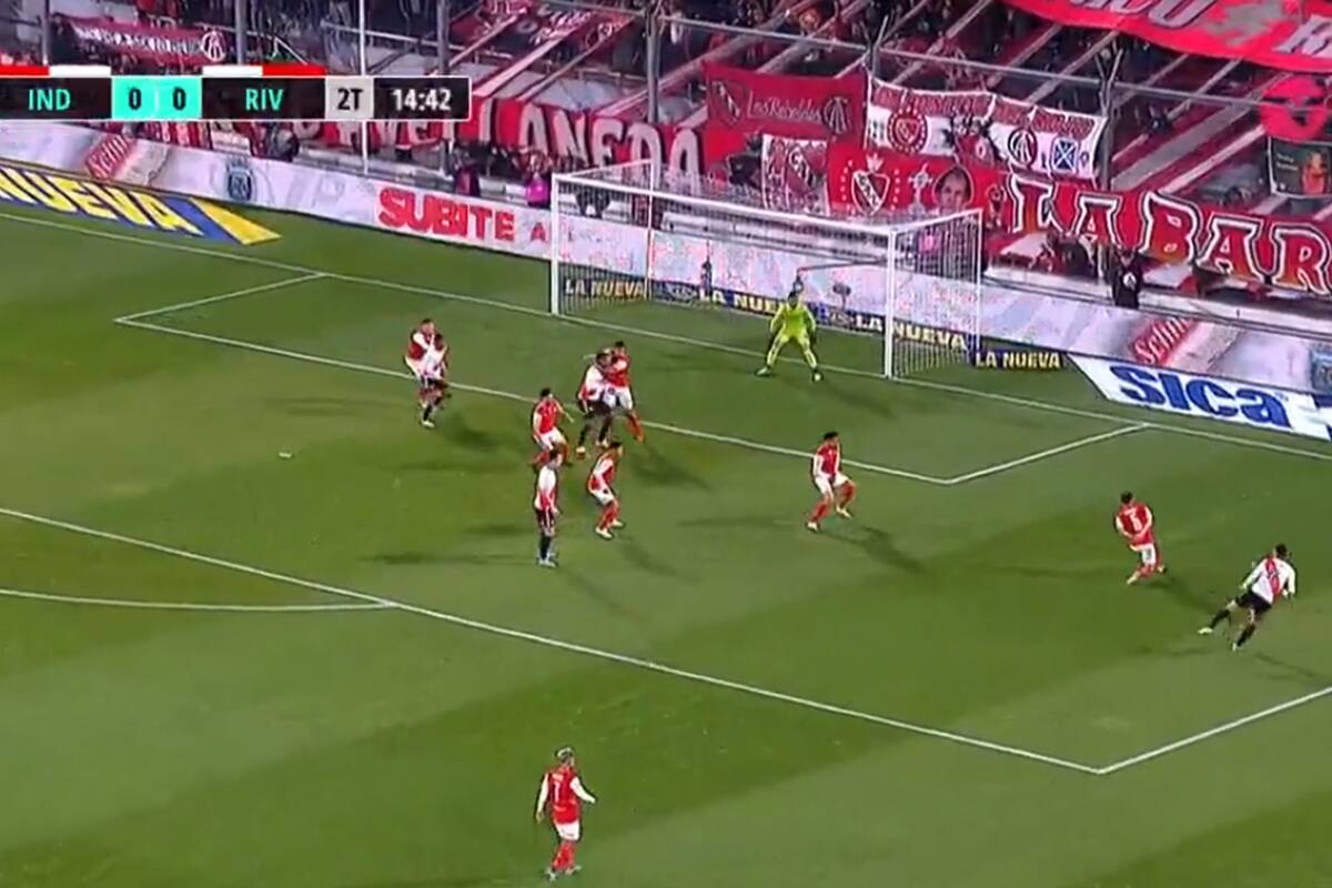 El forcejeo entre Borja y Barreto en el área