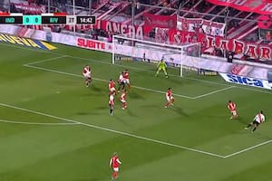 El forcejeo entre Borja y Barreto en el área