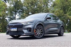 El Ford Mustang Mach-E fue elegido como mejor auto/SUV regional de 2023