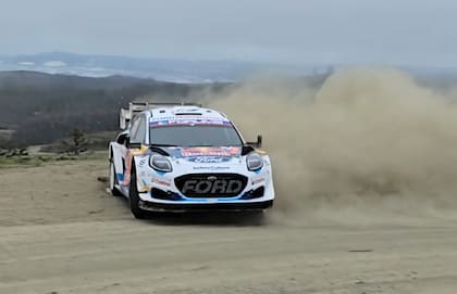 El Ford Puma Rally1 Hybrid durante la segunda etapa de la competencia en Chile