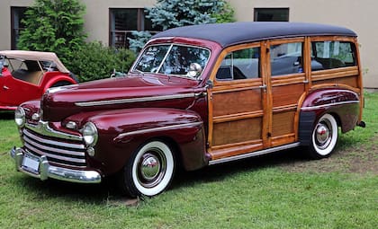 El Ford Super Deluxe Woody característico por su forma cuadrada y vertical, el techo de lona, el parachoques cromado y la rueda de auxilio trasera