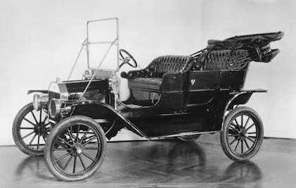 El Ford T fue uno de los precursores en implementar el volante del lado izquierdo.