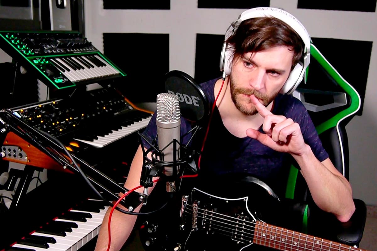 El formato es simple: él rodeado de instrumentos analizando cómo se hicieron las canciones