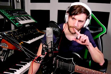 El formato es simple: él rodeado de instrumentos analizando cómo se hicieron las canciones