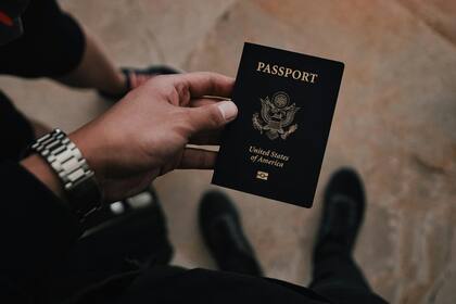 El Formulario DS-11 es la solicitud oficial para obtener el pasaporte estadounidense, pero es clave firmarlo solo ante un agente oficial (Archivo)