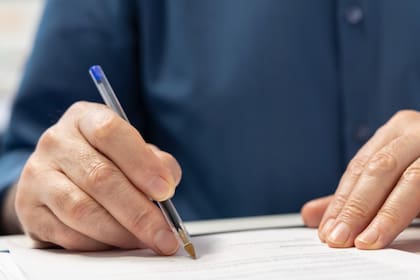 El Formulario I-407 es utilizado por residentes permanentes que se encuentran fuera de Estados Unidos o en un puerto de entrada y desean abandonar su estatus