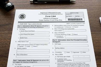 El formulario I-864 es un requisito que puede influir en la aprobación de una solicitud de green card por ajuste de estatus