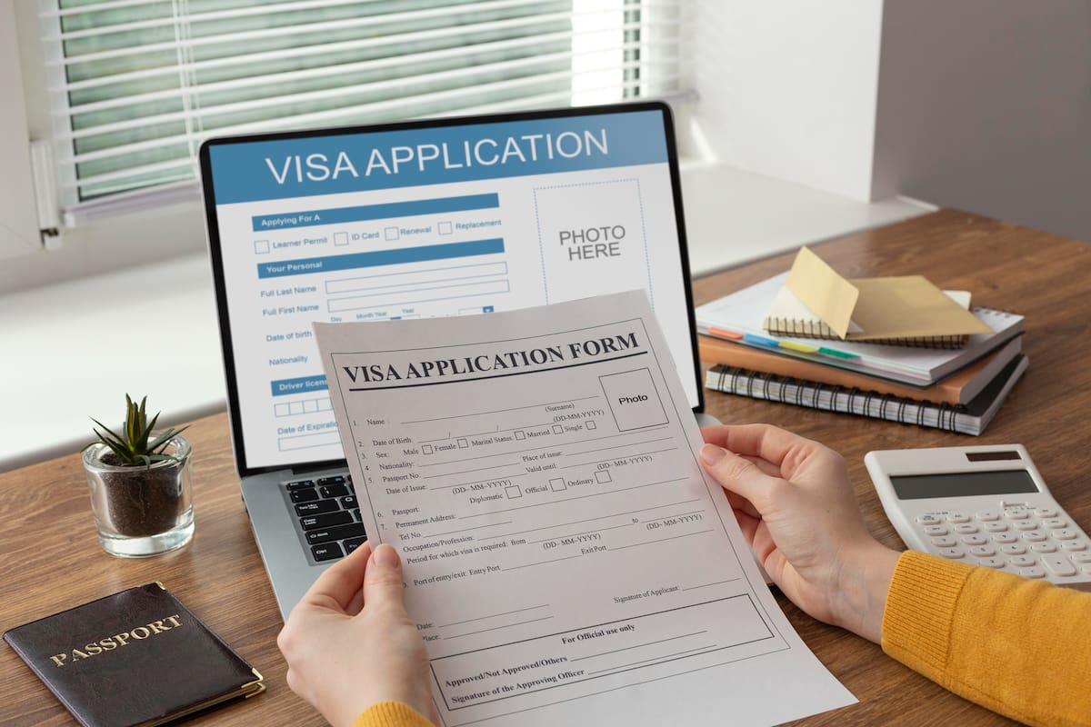 El Formulario I-94 es un documento fundamental en el sistema de inmigración estadounidense, y es requerido como evidencia específica al solicitar el TPS