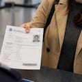 El documento que todo extranjero mayor de 18 años debe llevar consigo: multas de hasta US$5000 por no portarlo