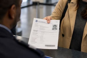El documento que todo extranjero mayor de 18 años debe llevar consigo: multas de hasta US$5000 por no portarlo