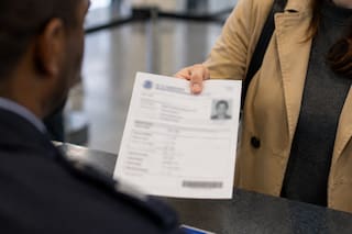 El documento que todo extranjero mayor de 18 años debe llevar consigo: multas de hasta US$5000 por no portarlo