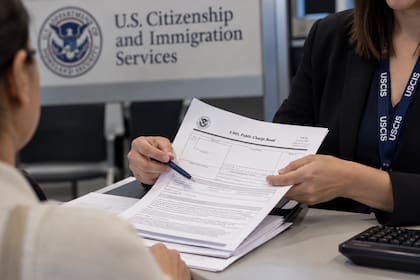 El Formulario I-945 solo puede presentarse cuando Uscis autoriza previamente una fianza por carga pública