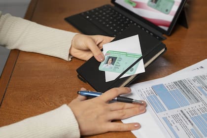 El formulario puede enviarse por correo o en línea, siempre que sigan las indicaciones del portal oficial del Uscis