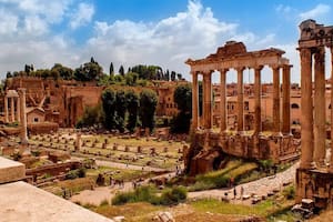 El Foro Romano representaba el centro neurálgico de la antigua Roma. Allí se desarrollaba la vida pública, cultural y económica del Imperio.