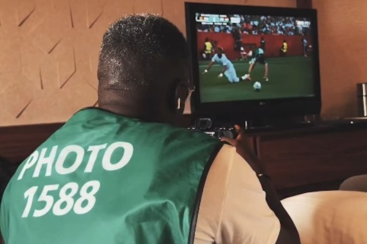 El fotógrafo al que le negaron la VISA para entrar a Canadá e hizo su trabajo frente al televisor