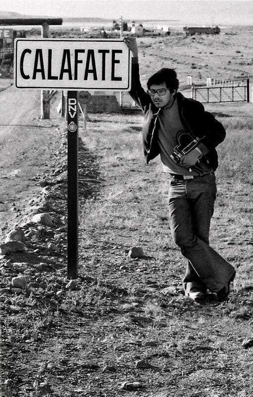 El fotógrafo Carlos Feldman, habitante ocasional, retrató el pueblo en la década del 70. Aquí, posa en la antigua entrada a El Calafate.