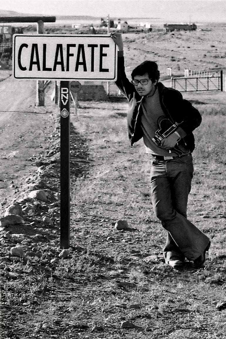 El fotógrafo Carlos Feldman, habitante ocasional, retrató el pueblo en la década del 70. Aquí, posa en la antigua entrada a El Calafate.
