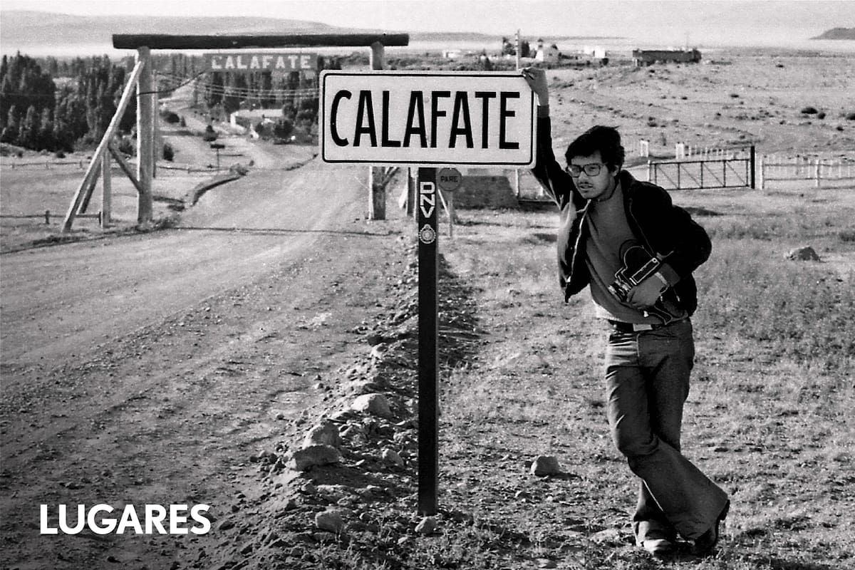 El fotógrafo Carlos Feldman, habitante ocasional, retrató el pueblo en la década del 70. Aquí, posa en la antigua entrada a El Calafate.